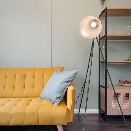 Chic 2 Bedroom Apartment Near Liverpool Street By Gold Stays Лондон Екстериор снимка