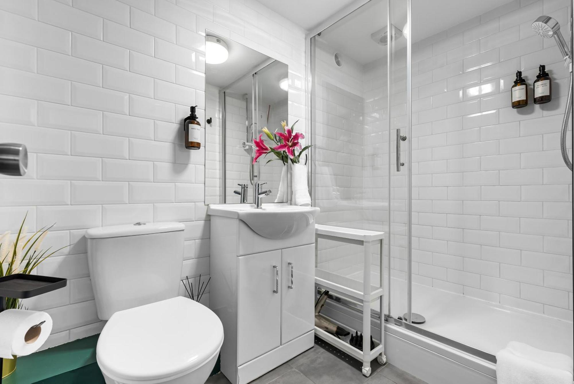 Chic 2 Bedroom Apartment Near Liverpool Street By Gold Stays Лондон Екстериор снимка