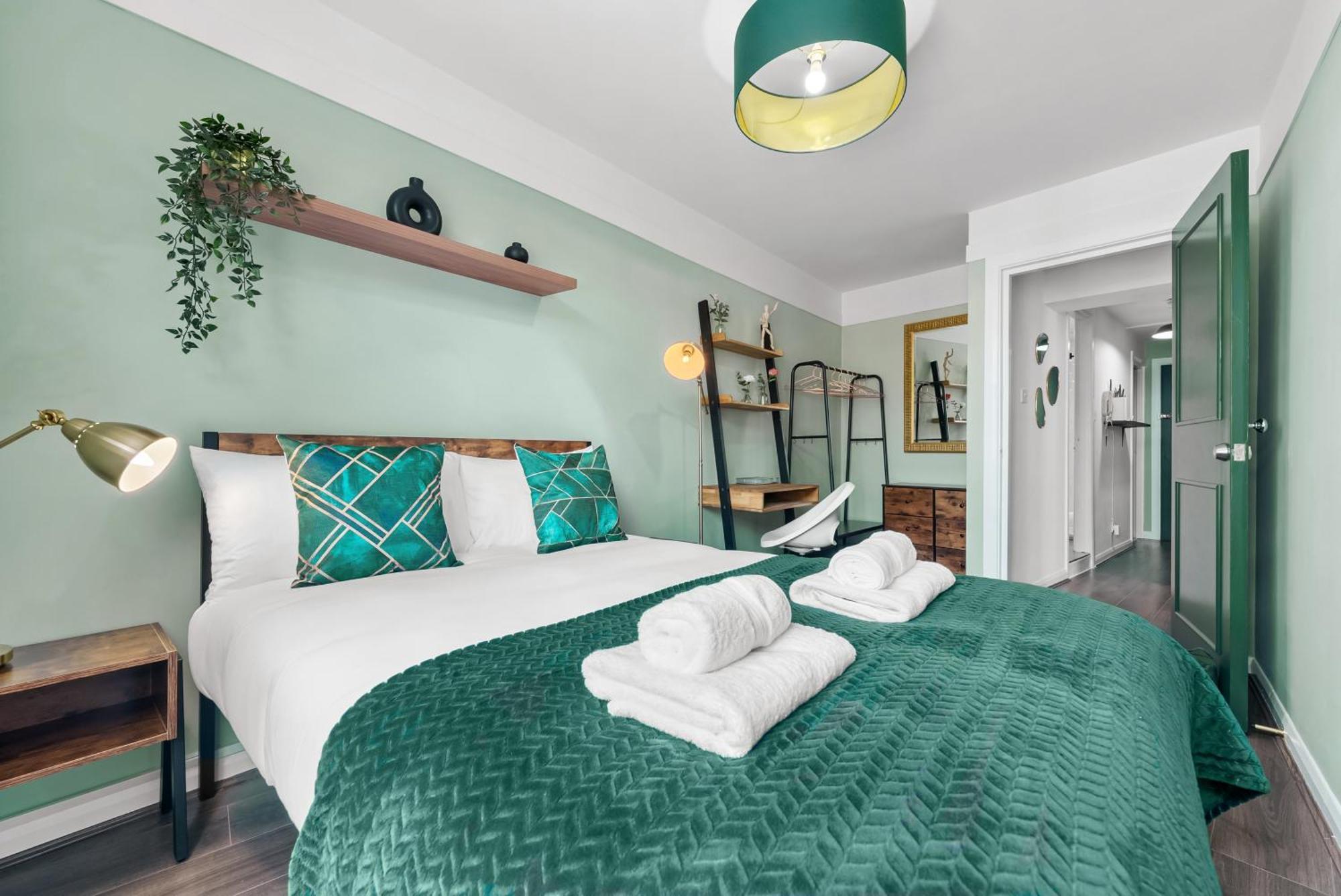 Chic 2 Bedroom Apartment Near Liverpool Street By Gold Stays Лондон Екстериор снимка