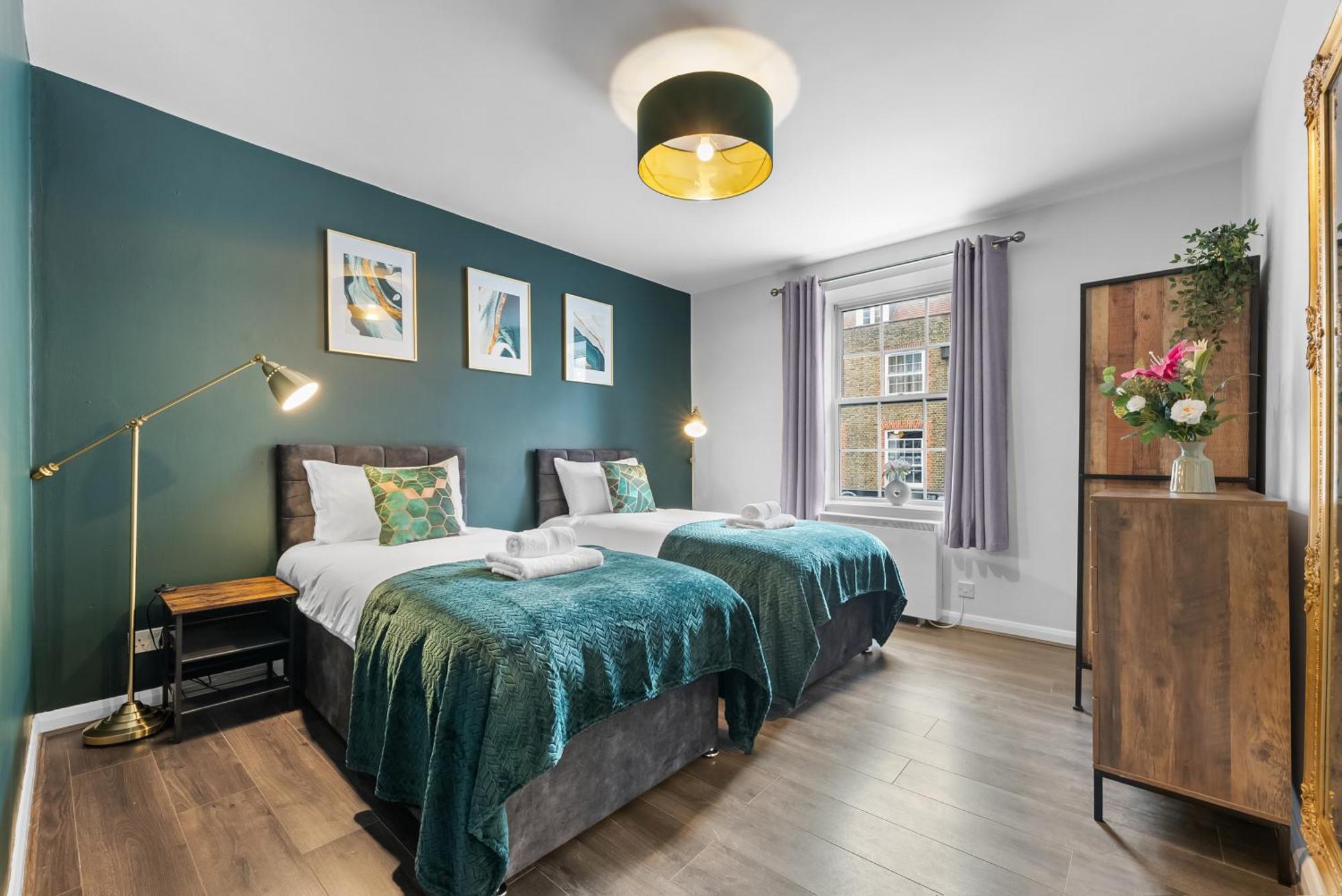 Chic 2 Bedroom Apartment Near Liverpool Street By Gold Stays Лондон Екстериор снимка