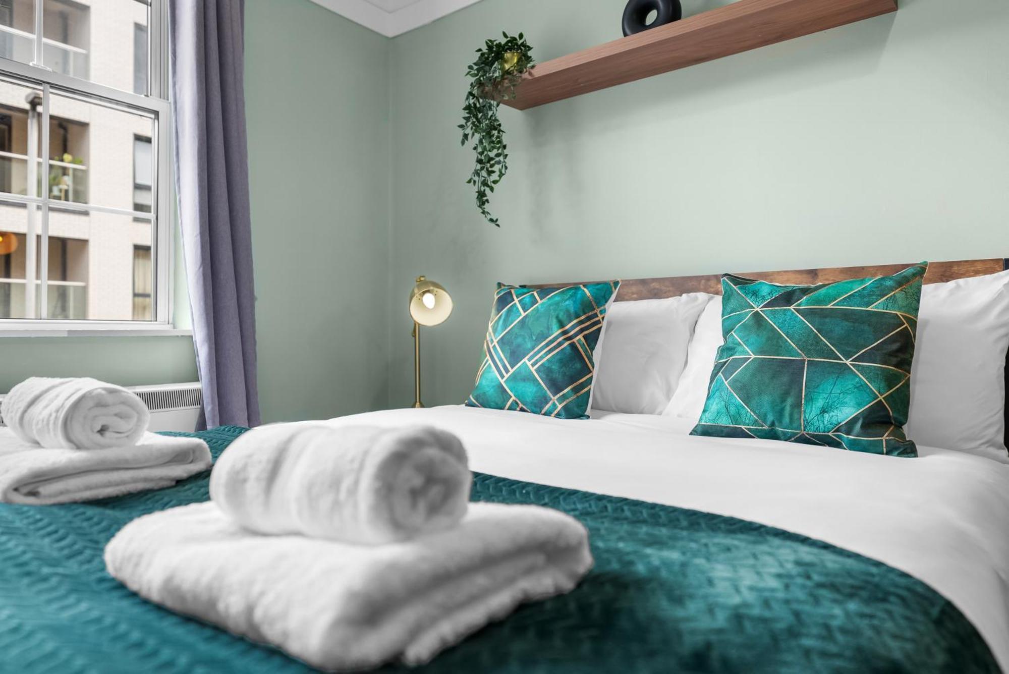 Chic 2 Bedroom Apartment Near Liverpool Street By Gold Stays Лондон Екстериор снимка