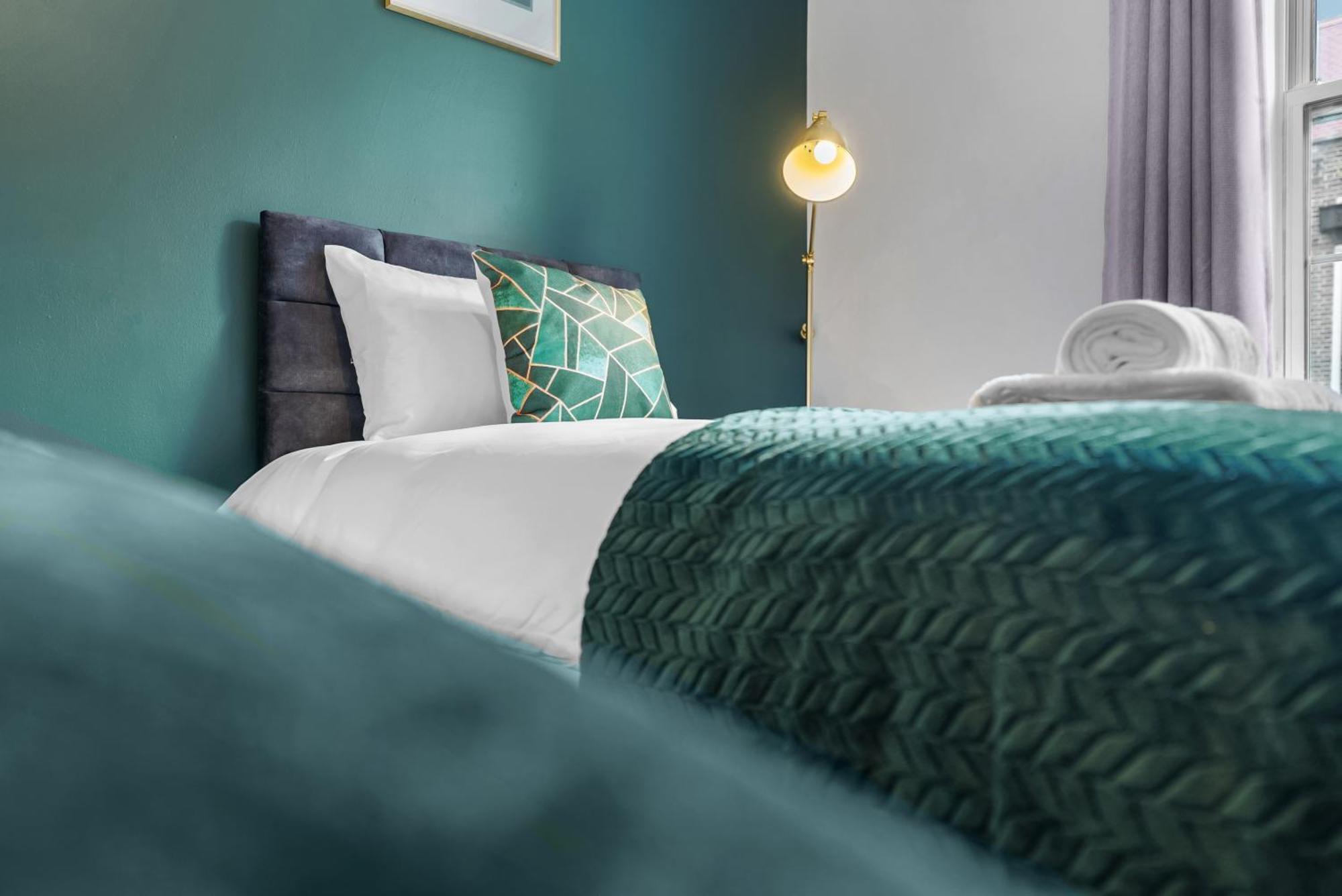 Chic 2 Bedroom Apartment Near Liverpool Street By Gold Stays Лондон Екстериор снимка