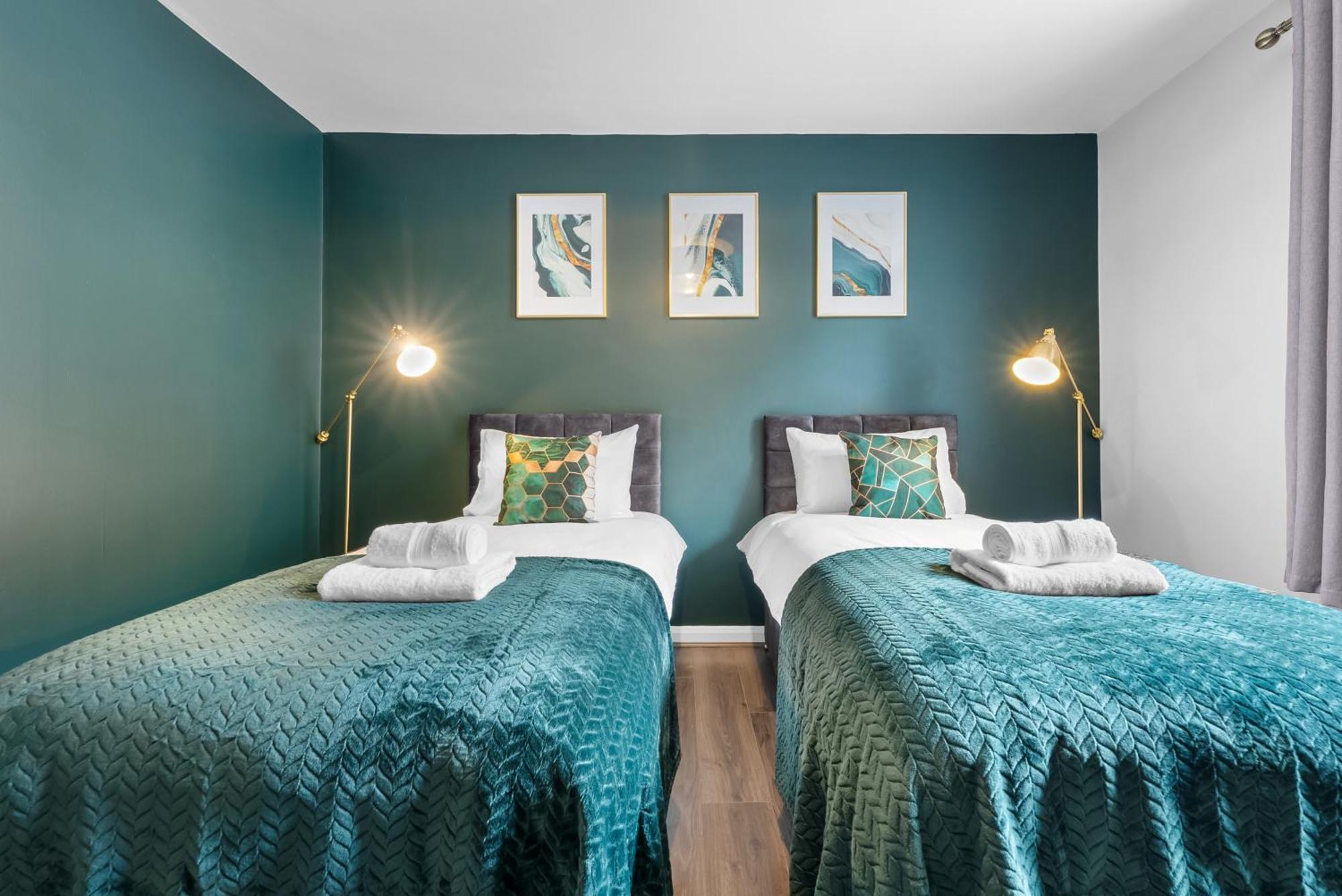 Chic 2 Bedroom Apartment Near Liverpool Street By Gold Stays Лондон Екстериор снимка