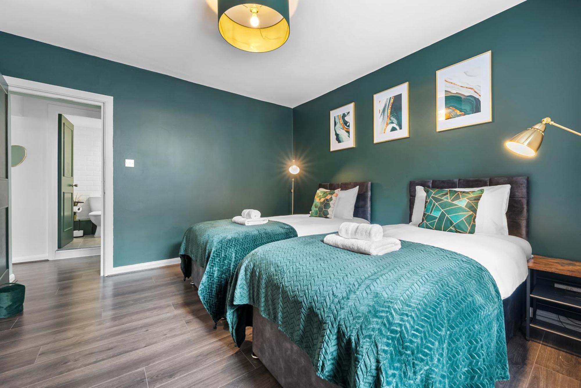Chic 2 Bedroom Apartment Near Liverpool Street By Gold Stays Лондон Екстериор снимка
